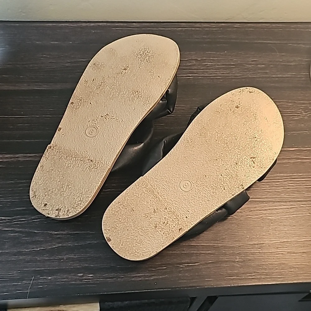 CHUNKY Sandal by UNIVERSAL Thread. Size 8.